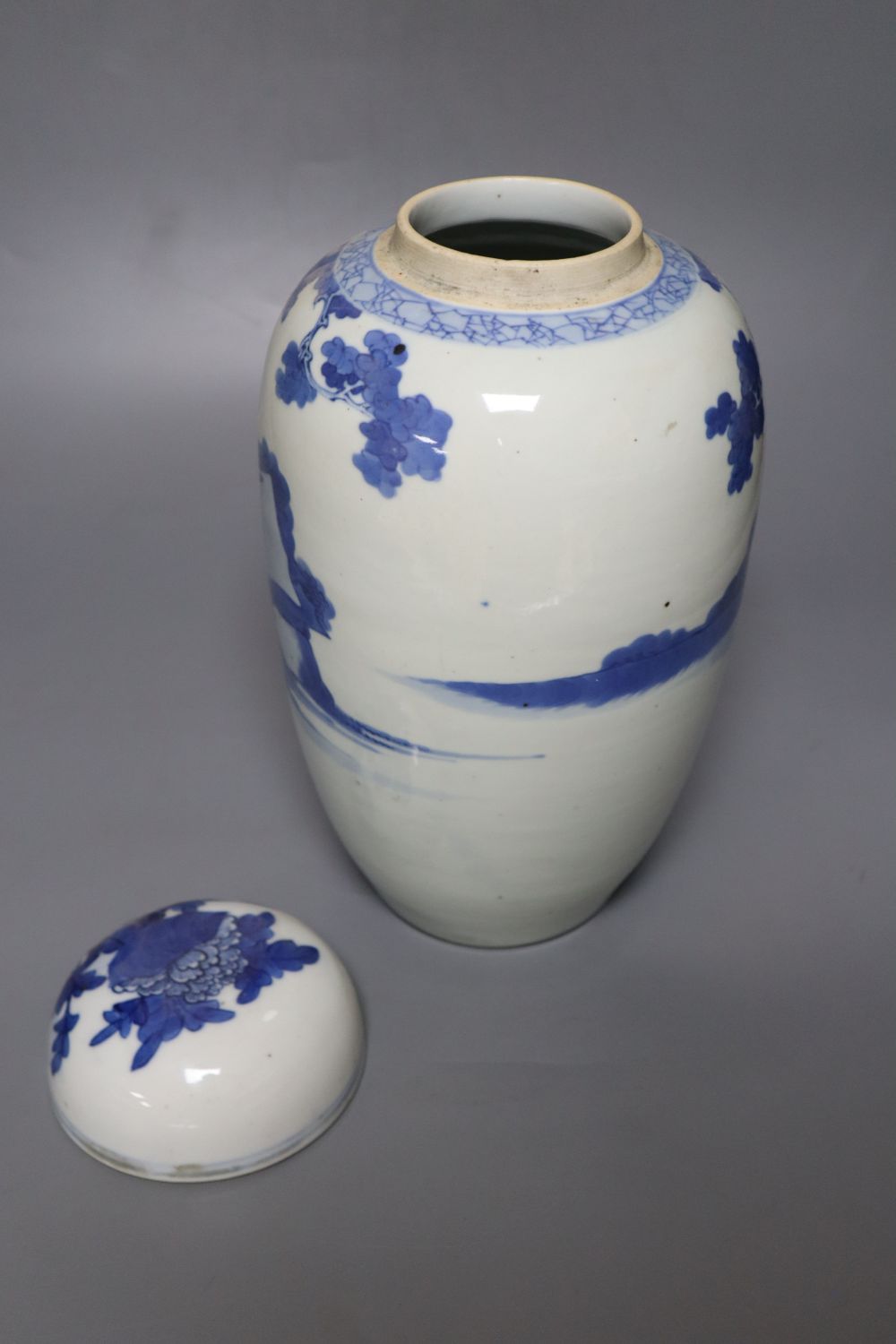 A 19th century Chinese blue and white vase with associated cover, height 13cm